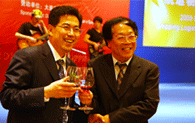 中国国际海运网总裁与劳动之星包起帆举杯庆祝