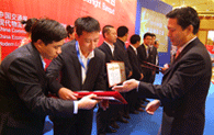 Mr. Huang Di, Vice President of China Water Transport, gives award