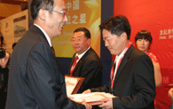 中国交通报总编辑杜迈驰为大丰港代表颁奖