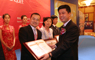 Mr. Guo Yunfeng, Vice Governor of Dalian Zhongshan District, give awards