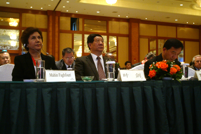 联合国多式联运协会主席方贺利女士和中国口岸协会会长叶剑出席峰会
