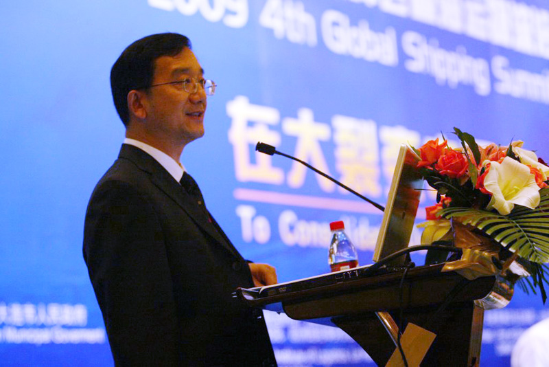 唐山市副市长黄惠康在论坛中发表主题为唐山华美转身的演讲
