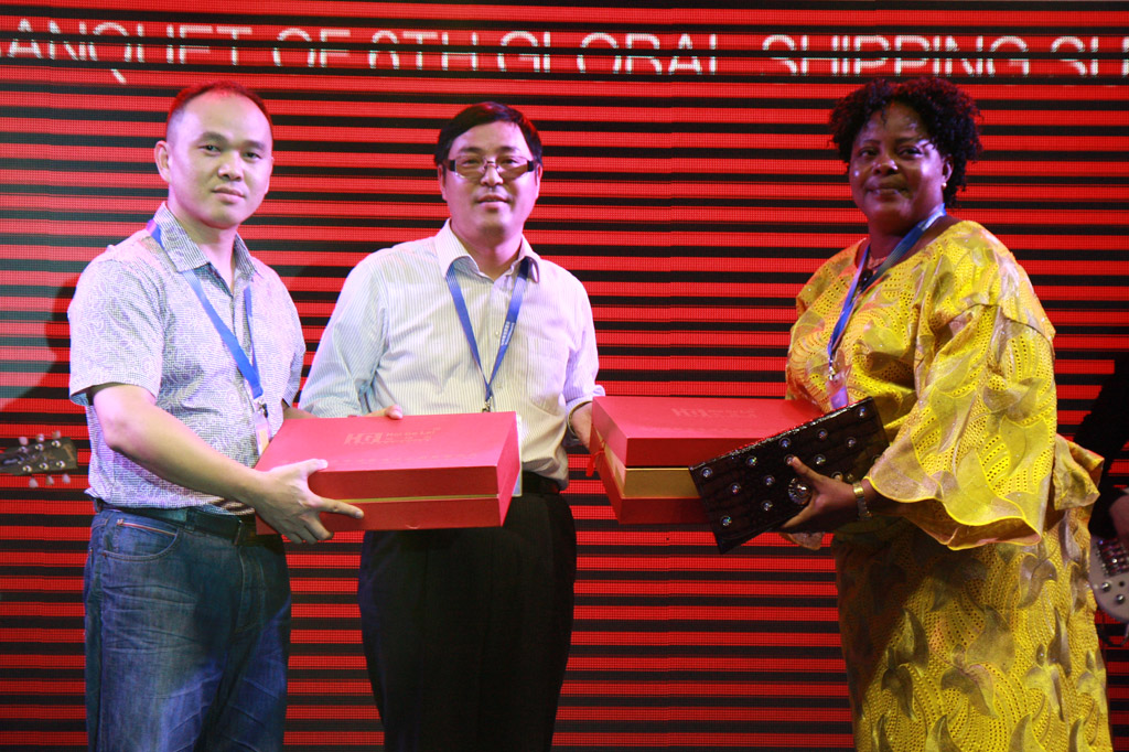 Mr. He Zhuan, Rotating Chairman of WIFFA, President of Ningbo Huanji Int’l Logistics Co., Ltd. Giving Prize for Lucky Guest