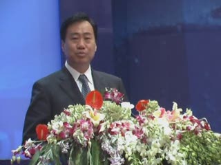 Mr.  Xia Deren, Mayor of Dalian, makes the welcome address. 