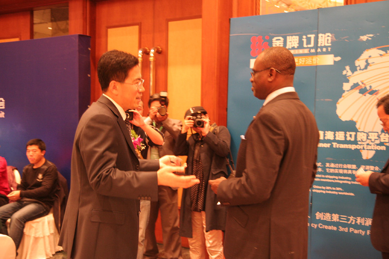 中国国际海运网CEO与参会嘉宾交流