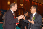 中国国际海运网CEO与外国嘉宾茶歇时间进行交流