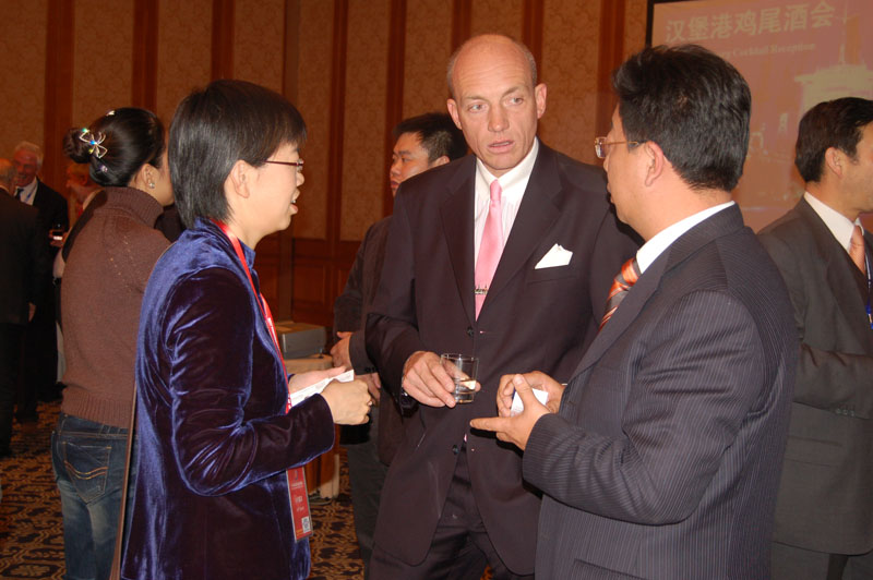 汉堡国际商务局局长马兴汉先生及汉堡驻上海副主任潘桦女士与与会嘉宾亲切交谈