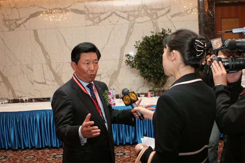 中远集团总裁魏家福在海峰会现场接受凤凰卫视采访