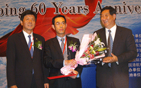 Mr. Huang Shaojie receives the award representing Mr. Fu Yu'ning