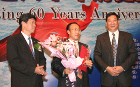 Shen Guohuo receives award representing Mr. Gao Yanming