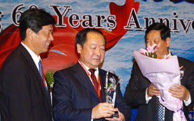 Mr. Sun Licheng receives award representing Mr. Li Kejun