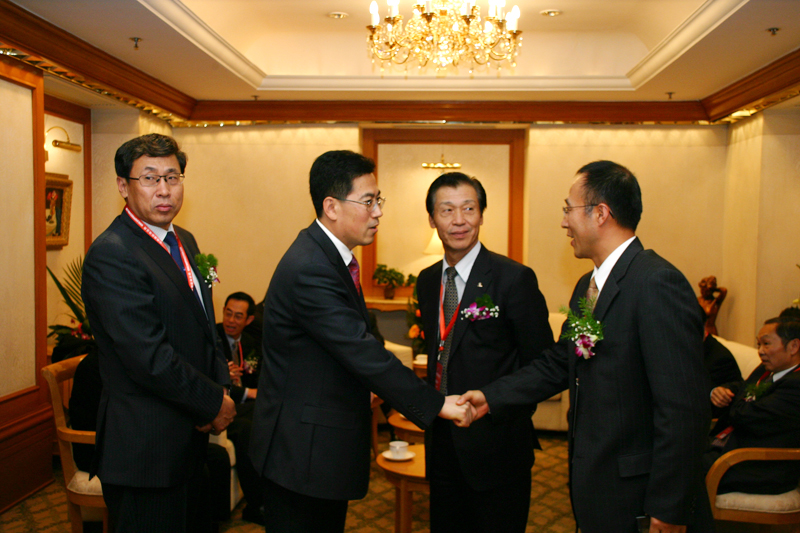 Mr. Kang Shuchun, CEO of Shippingchina.com sincerely talks with President of Hebei Ocean Shipping Company