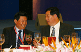 Mr. Ye Jian communicates with Mr. Wei Jiawu at the Banquet
