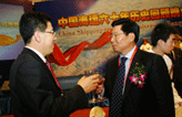 Mr. Kang Shuchun, CEO of China Shipping 60 Years carries enthusiastic communication with Mr. Wei Jiafu
