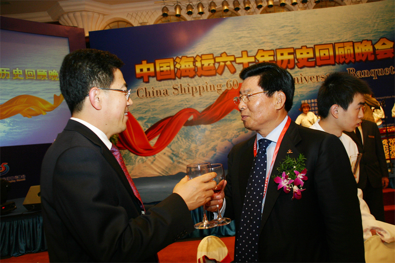 中国国际海运网总裁康树春与魏家福热情交谈