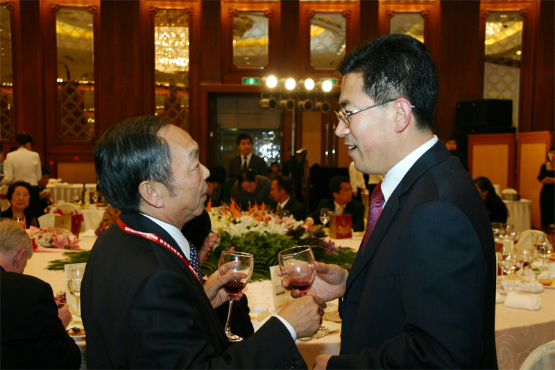 Mr. Kang Shuchun, CEO of Shippingchina.com talks with Mr. Luo Kaifu