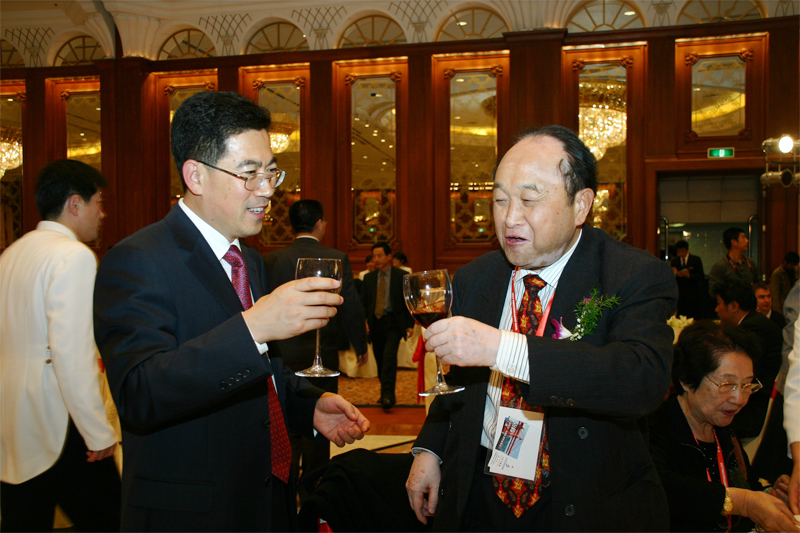 Mr. Kang Shuchun, CEO of Shippingchina.com cheers with Mr. Jiang Bo