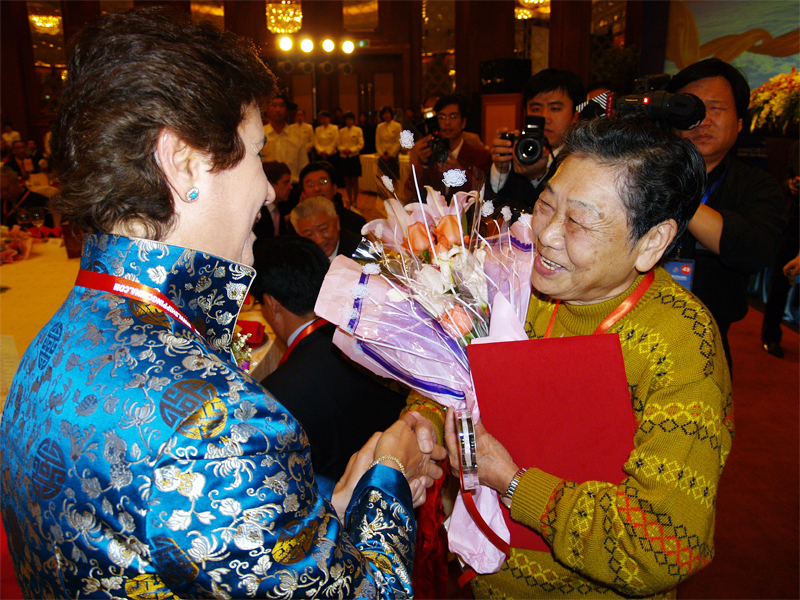President of IMMTA congratulates Mrs. Wang Yafu