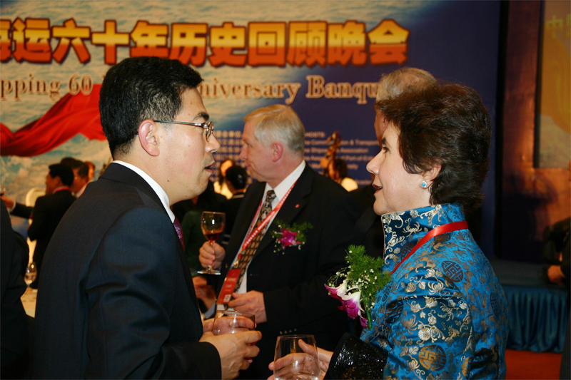 中国国际海运网总裁康树春与方贺利女士交谈