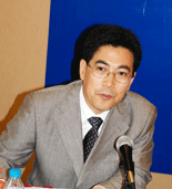 座谈会主办方中国国际海运网CEO康树春做活动介绍