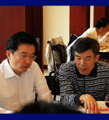 李绍德总裁与赵沪湘总裁在餐桌上交流