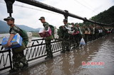 救援官兵赶往汶川水磨镇