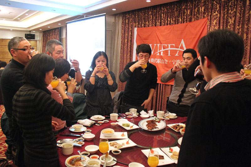 WIFFA主席何朱安口岸主席乐振天给成员企业员工敬酒