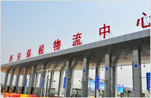 西安国际港务区保税物流中心设有五进五出的全智能卡口，分别设置进出货车、客车和人员通道。