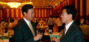 2005年大连市市长夏德仁在软交会会见国际海运网CEO康树春