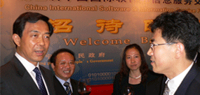 2005年商务部部长薄熙来与国际海运网CEO康树春进行商务洽谈