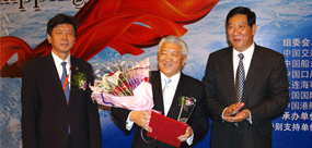 2008年“中国海运60年青史人物”晚宴现场，图为钱永昌老部长成为中国海运青史60年特别贡献人物