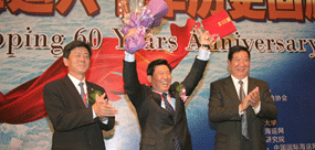 2008年“中国海运60年青史人物”晚宴现场，图为魏家福成为中国海运青史60年特别贡献人物