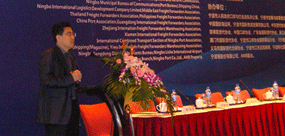 2009年全球物流高峰论坛，图为国际海运网CEO康树春介绍“虚拟无水港”项目