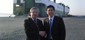 2009年金牌订舱欧洲行，图为国际海运网ECO康树春与ZEEBRUGGE港副总裁MR.SAEDELEER合影