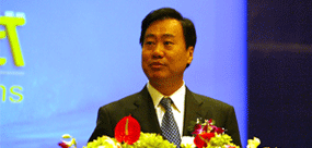 2008年第三届全球海运峰会，图为大连市市长夏德仁在全球海运峰会上致辞